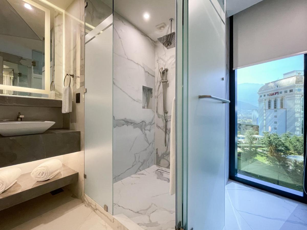 San Pedro Garza Garcia Safi Royal Luxury Metropolitan酒店 外观 照片 A shower enclosure in a hotel bathroom