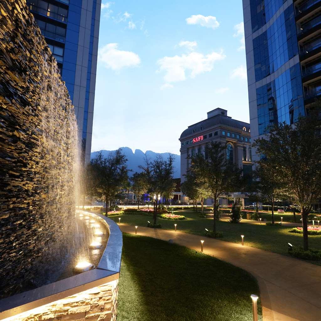 San Pedro Garza Garcia Safi Royal Luxury Metropolitan酒店 设施 照片 The park at the heart of the complex